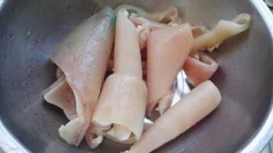 捞出晾会，把剩余的猪毛拔掉。