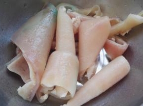 捞出晾会，把剩余的猪毛拔掉。
