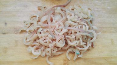 猪皮切成丝。平均分成100克左右，分别装袋冷冻，随熬随取。