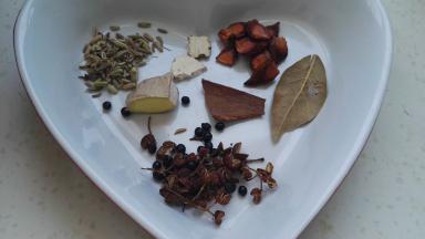 准备好的调料：桂皮、八角、花椒、香叶、小茴香、白芷、姜等。