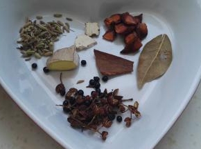准备好的调料：桂皮、八角、花椒、香叶、小茴香、白芷、姜等。