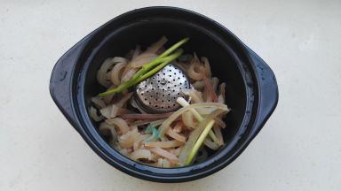 剩下的140克猪皮、葱、料盒放砂锅内。