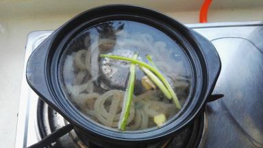 加水、料酒大火烧开转最小火。