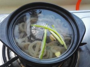 加水、料酒大火烧开转最小火。