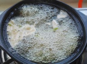 撇净浮沫。