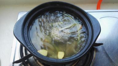 最小火熬30分钟至猪皮熟烂（感觉水太少了，可以加点开水）、加盐调味关火。