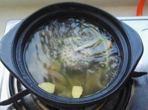 最小火熬30分钟至猪皮熟烂（感觉水太少了，可以加点开水）、加盐调味关火。