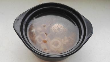 冷凉冷藏凝固，可以直接切块食用（浇上蒜泥、生抽、醋、香油调成的料汁拌匀，美味爽口！）。