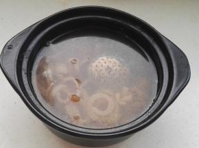 冷凉冷藏凝固，可以直接切块食用（浇上蒜泥、生抽、醋、香油调成的料汁拌匀，美味爽口！）。