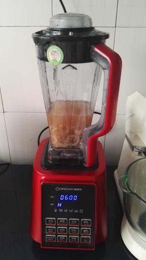 把料盒取出，其他原料倒破壁机内。