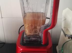 把料盒取出，其他原料倒破壁机内。