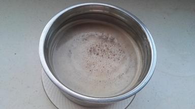 倒入容器内冷凉，放冰箱冷藏凝固。