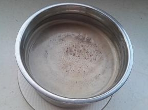 倒入容器内冷凉，放冰箱冷藏凝固。
