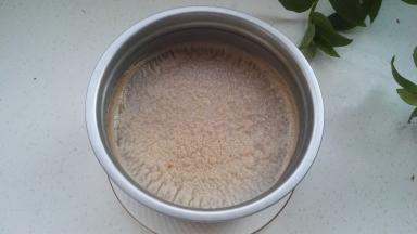 可以趁未完全凝固时用筷子把上面的油皮挑出扔了，或者吃时切掉。