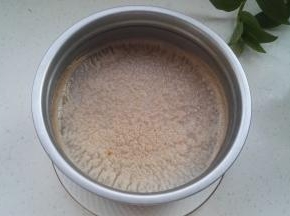 可以趁未完全凝固时用筷子把上面的油皮挑出扔了，或者吃时切掉。
