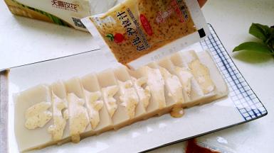 浇上沙拉汁（焙煎芝麻口味）。或者浇上蒜泥、生抽、醋、香油调成的料汁拌匀，美味爽口！