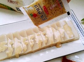 浇上沙拉汁（焙煎芝麻口味）。或者浇上蒜泥、生抽、醋、香油调成的料汁拌匀，美味爽口！