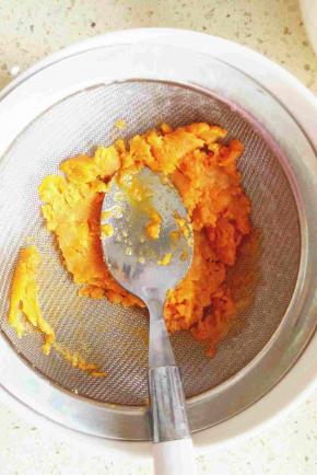 先把六个熟的咸蛋黄压碎过筛备用，最好四个和二个分开