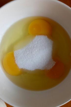 第一部把三个鸡蛋和50克细砂糖混合搅匀
