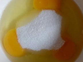 第一部把三个鸡蛋和50克细砂糖混合搅匀