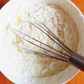 过筛后的粉倒入第一部的鸡蛋液里面混合搅匀备用