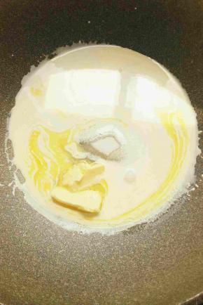 第二步把细砂糖奶油椰浆黄油倒入不沾炒锅小火加热至边上冒泡，黄油融化就可以了，然后把鸡蛋液倒入一边搅拌