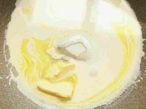 第二步把细砂糖奶油椰浆黄油倒入不沾炒锅小火加热至边上冒泡，黄油融化就可以了，然后把鸡蛋液倒入一边搅拌