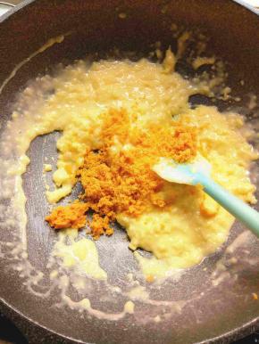 然后成糊状的时候加入四个压碎的咸蛋黄慢慢炒到报团即可