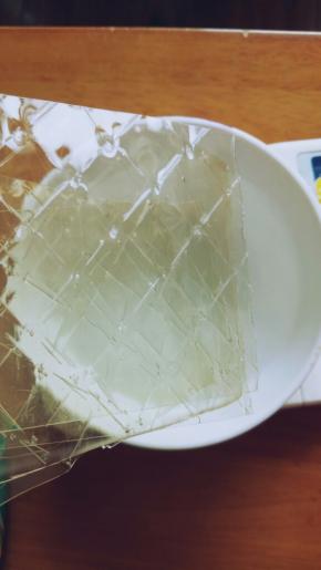 用冰水把吉利丁片泡上备用