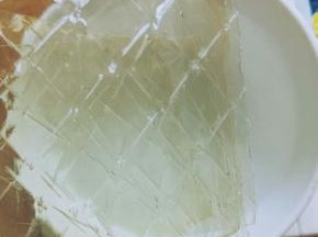 用冰水把吉利丁片泡上备用