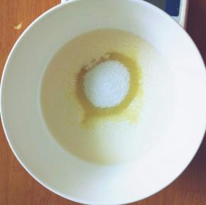 第一部把淡奶油加入细砂糖搅匀倒入锅里然后椰浆加玉米淀粉搅匀倒入奶油的锅里，开小火一边煮一边搅