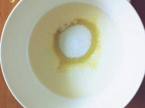 第一部把淡奶油加入细砂糖搅匀倒入锅里然后椰浆加玉米淀粉搅匀倒入奶油的锅里，开小火一边煮一边搅