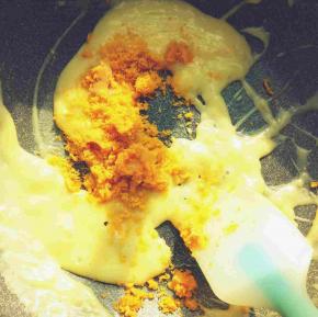 煮开后倒入俩个咸蛋黄继续炒，不要炒干了，把蛋黄炒融化了就好了