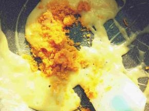 煮开后倒入俩个咸蛋黄继续炒，不要炒干了，把蛋黄炒融化了就好了