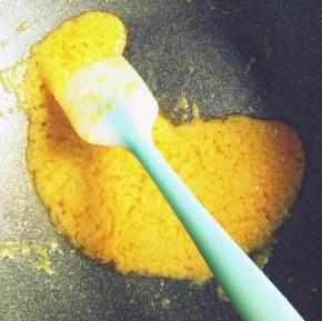 然后关火放入吉利丁片再次搅匀后倒出来冷却后放冰箱冷冻半个小时