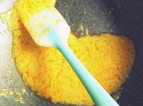 然后关火放入吉利丁片再次搅匀后倒出来冷却后放冰箱冷冻半个小时