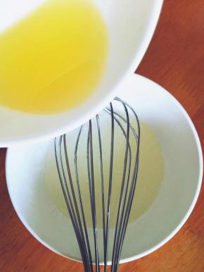 把玉米油分次倒入水怡里面搅匀