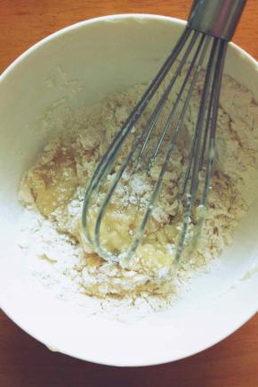 然后倒入中粉搅匀