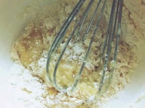 然后倒入中粉搅匀