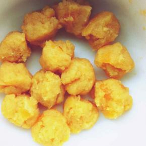 把冻好的流心馅分成12克一个的圆球备用