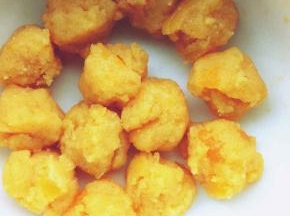 把冻好的流心馅分成12克一个的圆球备用