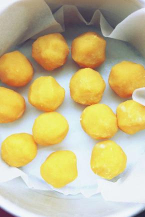 把奶黄馅分为35克一个备用，这个配方可以做75克的月饼13个，然后把流心馅包入奶黄馅里面放冰箱再次冷冻半个小时