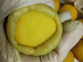 把冷藏好的饼皮分为30克一个的圆球，然后压扁包入冷冻好的奶黄流心馅中馅