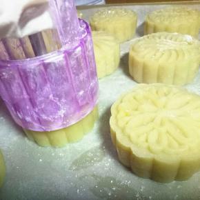 依次包好后用阳晨75克紫水晶月饼模压出漂亮的花型，可稍稍用一点玉米淀粉撒进月饼模具防粘