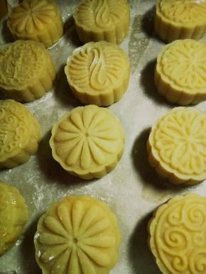 压好的流心月饼用保鲜膜封好放冰箱冷冻四个小时再取出喷少许水再烘烤