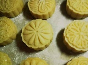 压好的流心月饼用保鲜膜封好放冰箱冷冻四个小时再取出喷少许水再烘烤