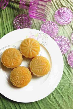 冷冻好的流心月饼预热烤箱180度后烘烤5分钟取出轻轻的刷一层蛋黄液，蛋黄液提前准备好搅匀可加几滴油进去，刷完后放烤箱再次烘烤10分钟左右看稍微上色即可出炉了