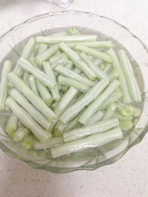 豆角摘好洗净