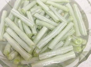 豆角摘好洗净