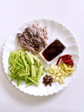 准备好所需的食材：
鱿鱼须处理好，清洗干净后，切成段备用，芹菜洗净切成段，蒜瓣剥皮拍碎，生姜洗净切成丝，干辣椒切成段，香辣牛肉酱2勺，花椒5克备用！